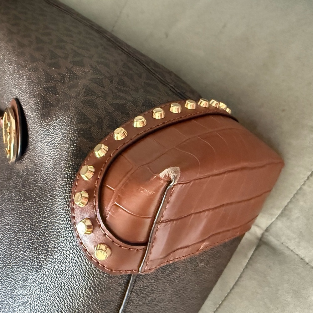 SALE🌸Michael Kors Eva Large Logo Studded CrocodileTote - Picture 7 of 11